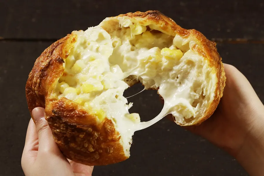 のび〜るとろりんチーズフランスの商品イメージ（2026年10月の企業発表）
