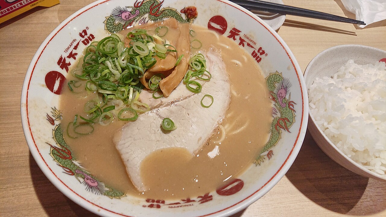 天下一品のこってりラーメンとライスの提供例