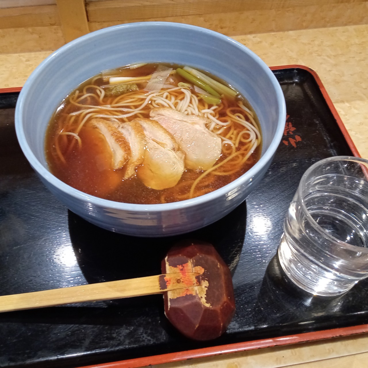 小諸そばの鴨南蛮そば（市ヶ谷店の過去の提供例）の提供例