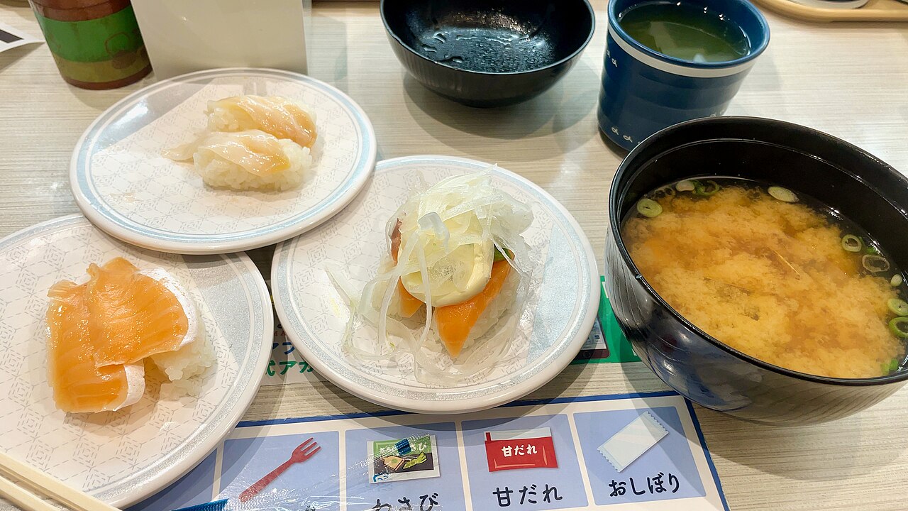 はま寿司の握り寿司3品とあさりの味噌汁を注文した例の提供例