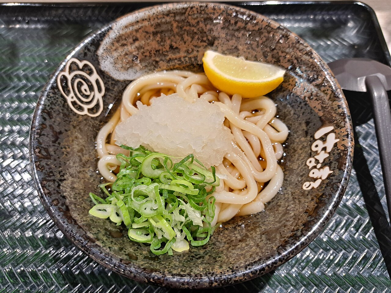 はなまるうどんのおろしぶっかけうどん（温・小）の提供例
