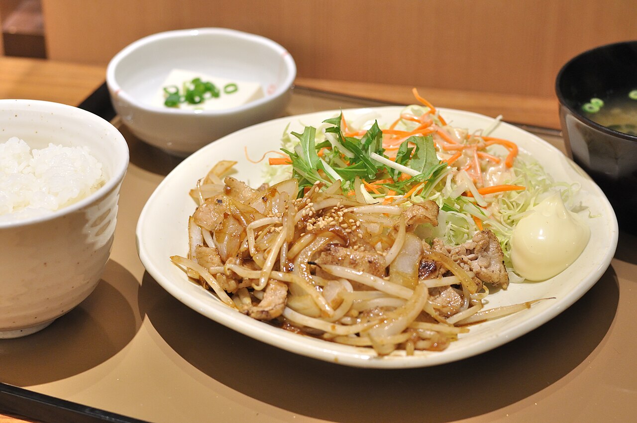 やよい軒のしょうが焼きの定食の提供例