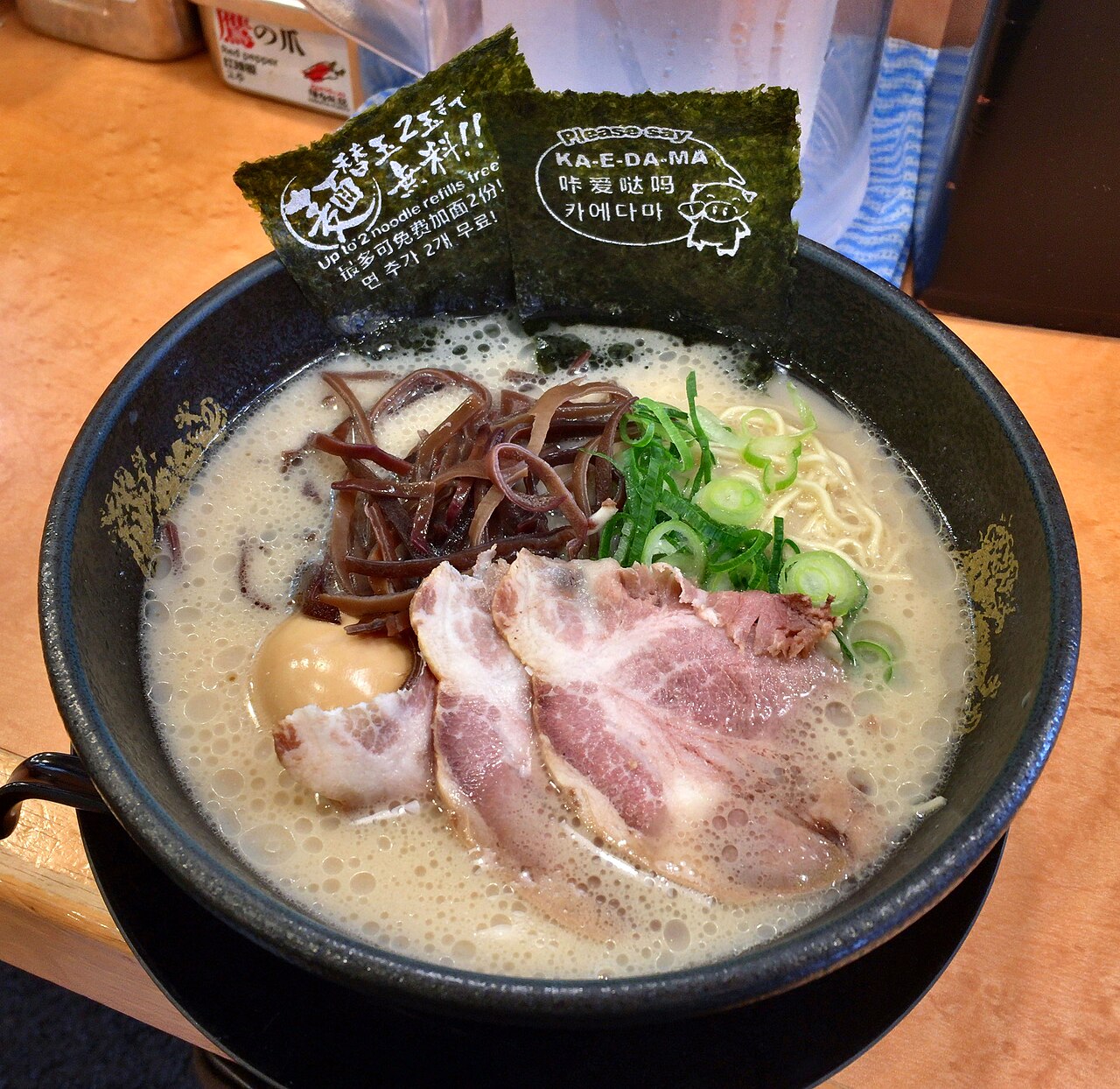 博多風龍のとんこつラーメンの提供例
