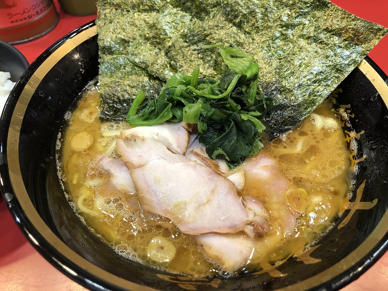 家系ラーメンの一例：吉村家のラーメン