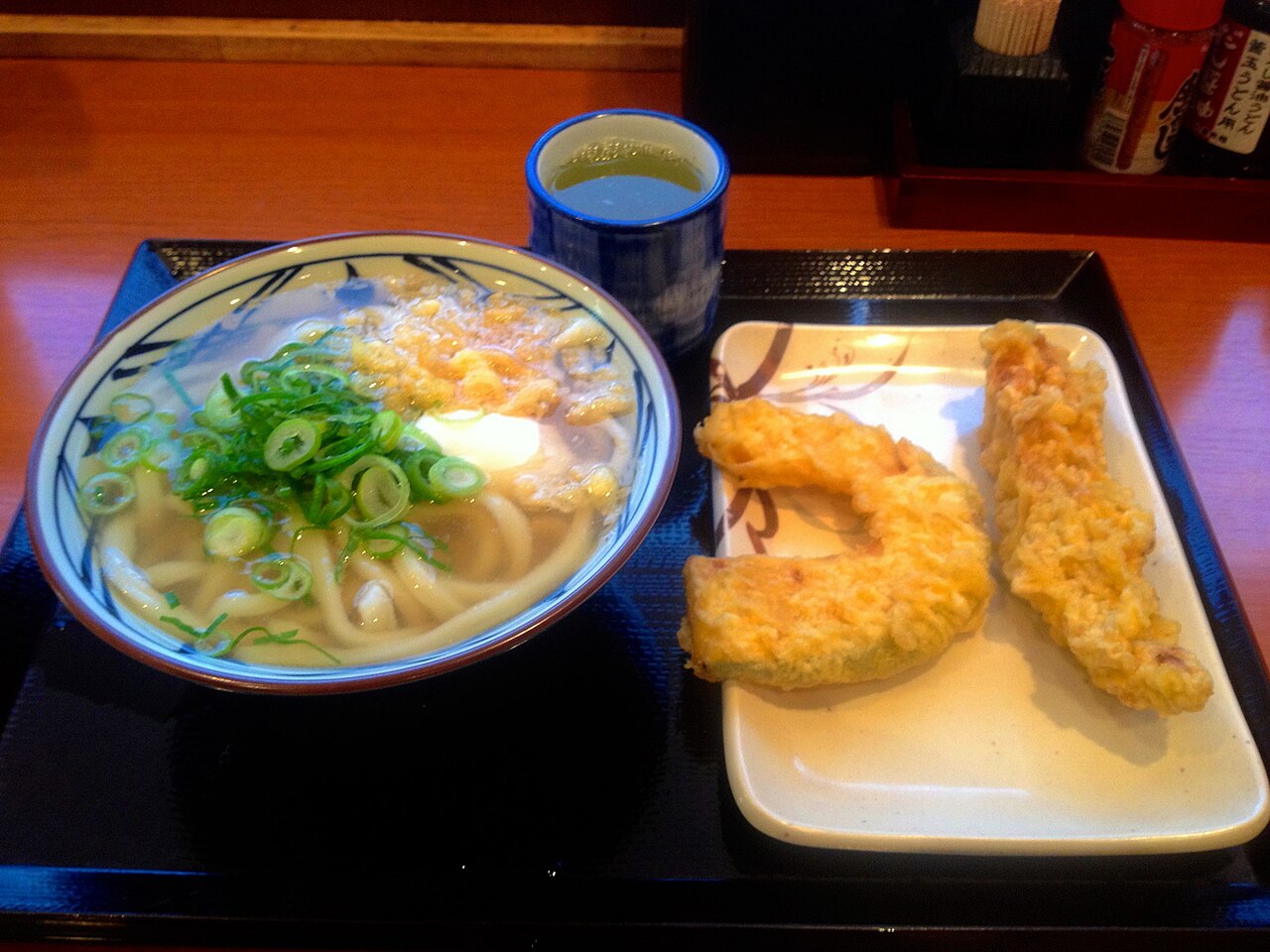 丸亀製麺のかけうどんと天ぷらの提供例
