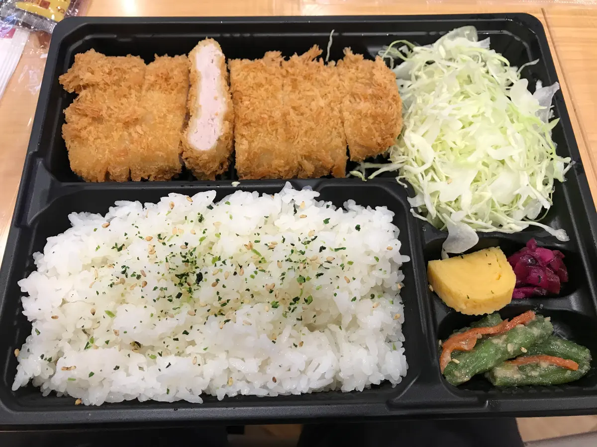 札幌市内で購入されたさぼてんのロースかつ弁当（2020年11月7日撮影）