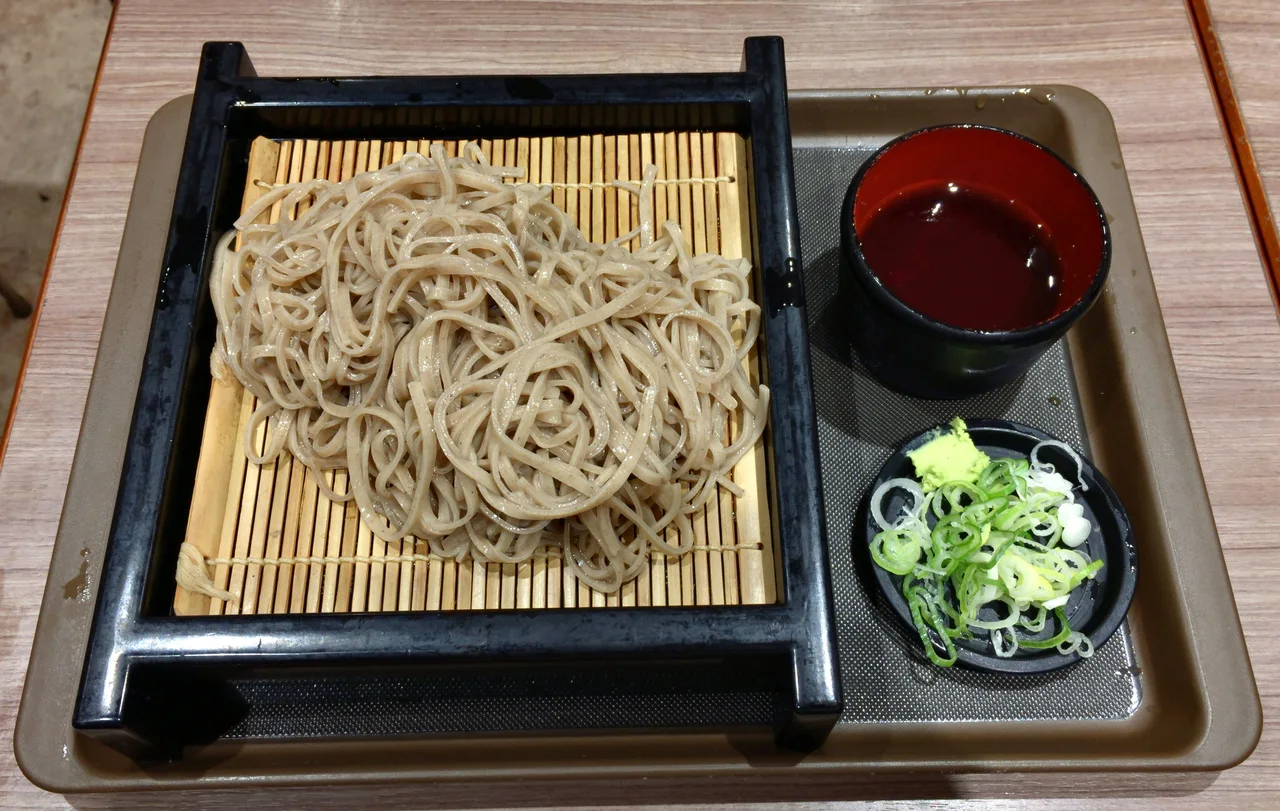 富士そばのもりそばと、つゆ・薬味の提供例