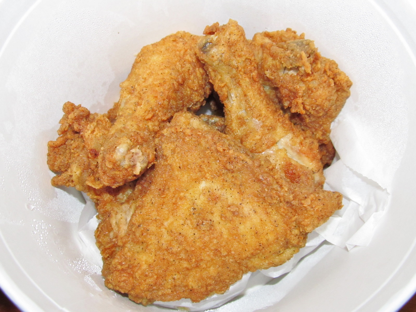 バケットに入ったKFCのオリジナルレシピチキンの参考写真