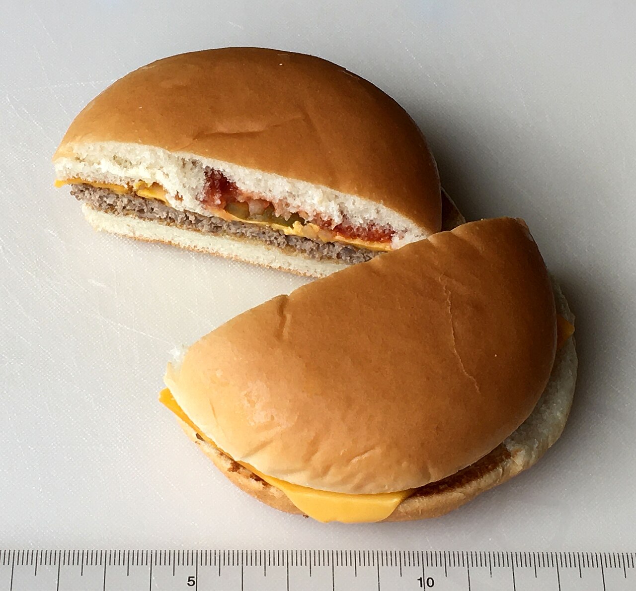 半分に切ったマクドナルドのチーズバーガーの参考写真