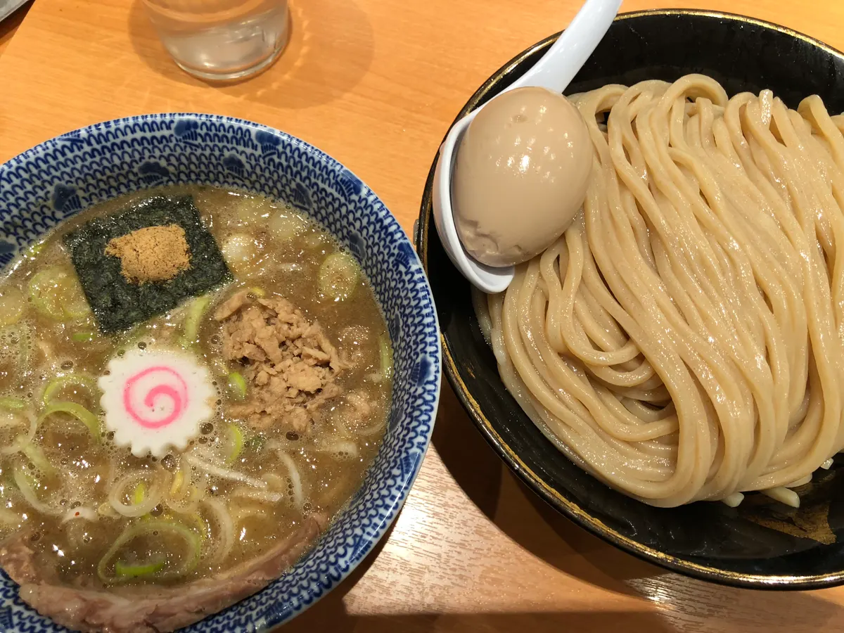 東京ラーメンストリートの六厘舎で撮影されたつけめん（2017年）