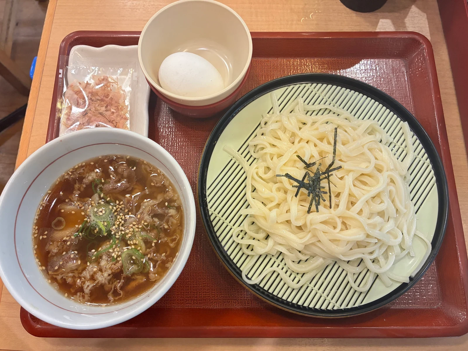 なか卯の月見温たま牛肉つけうどん。冷たいうどん、牛肉のつけ汁、別添えの卵とかつお節
