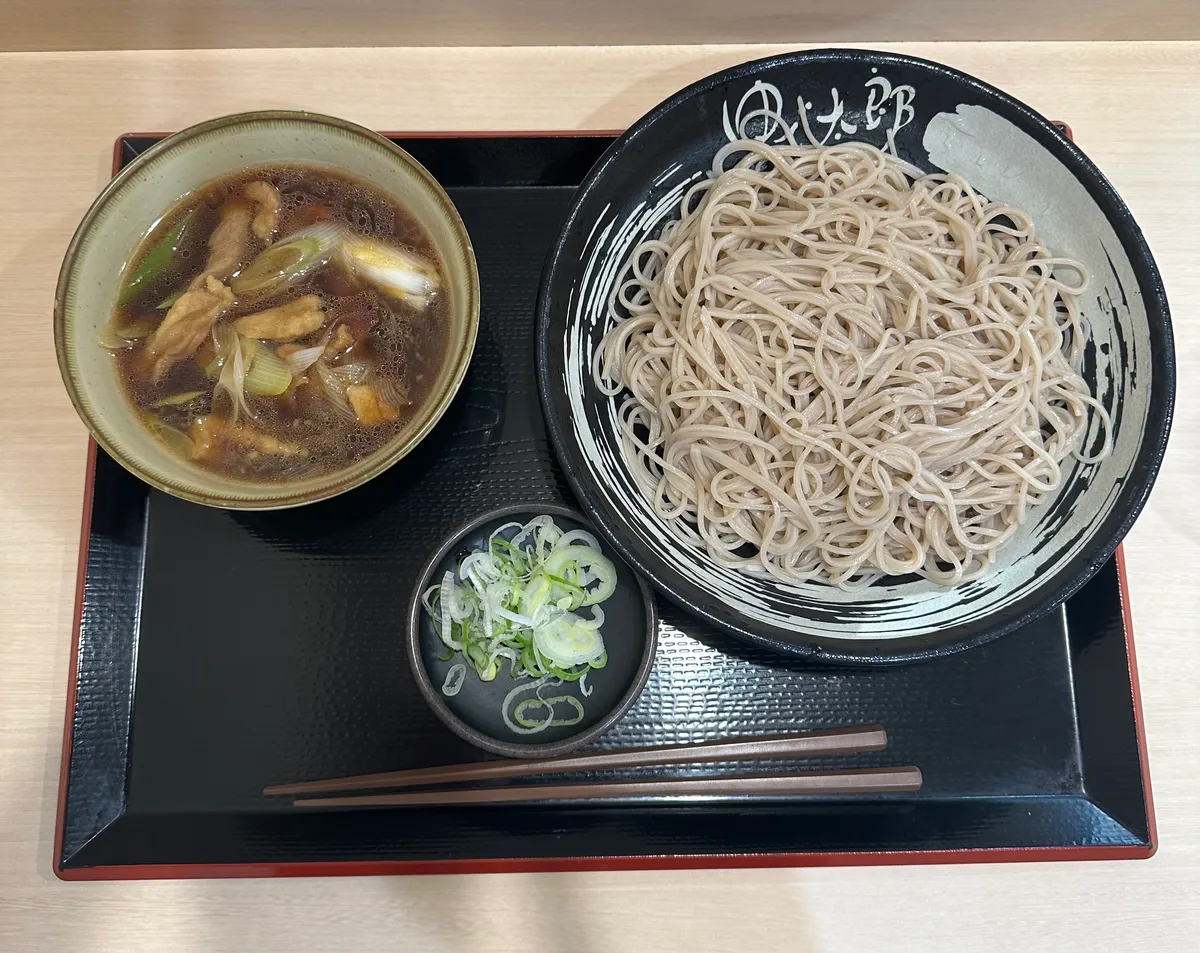 ゆで太郎のゴロゴロ鴨せいろ、そば1.5倍と鴨肉入りの温かいつけ汁