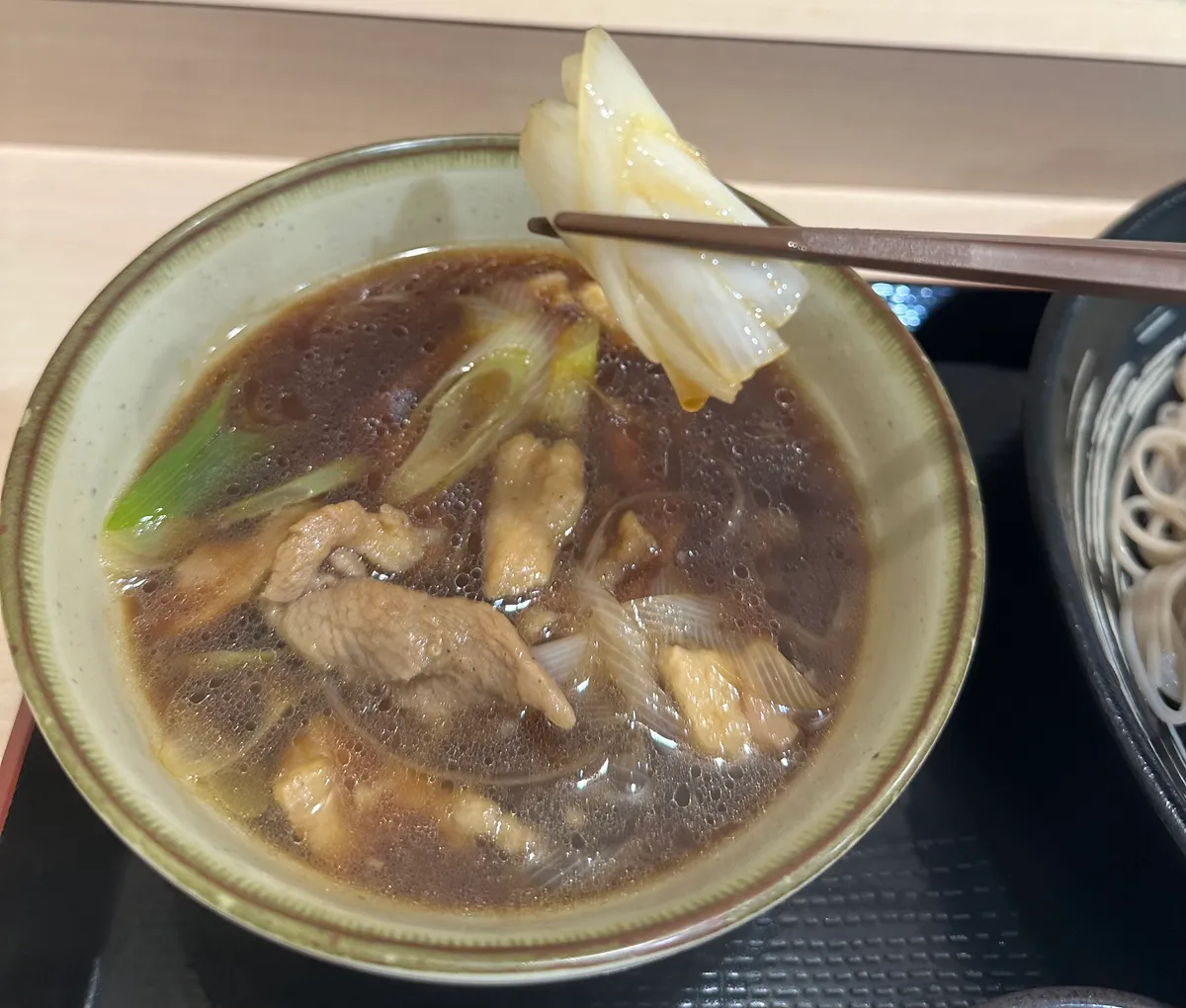 ゴロゴロ鴨せいろのつけ汁に入った大きめのネギ